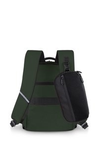 Grüner Rucksack aus strapazierfähigem Material mit strukturiertem Design, schwarzer Akzentuierung, verstellbaren Trägern und abnehmbarem Seitentaschenbeutel.