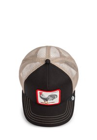 Casquette noire avec des panneaux en maille beige. Elle présente un patch rectangulaire avec un graphique de coq et une bordure rouge. Coutures contrastantes sur la visière.