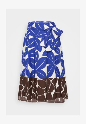 Blå och vit kjol med ett djärvt bladmönster, utrustad med en knytmidja och en brun blomsterkant i nederkant. Tillverkad av lättviktsmaterial.