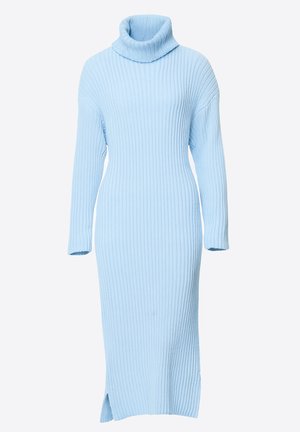 Jasnoniebieska prążkowana sukienka swetrowa z wysokim golfem, długimi rękawami, rozcięciami po bokach i dopasowanym krojem. Miękka w dotyku.