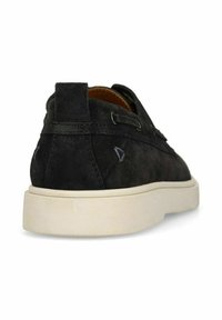 Scarpe slip-on in suede nero con suola in gomma bianca, caratterizzate da occhielli decorativi e una linguetta sul tallone per facilitare la calzata.