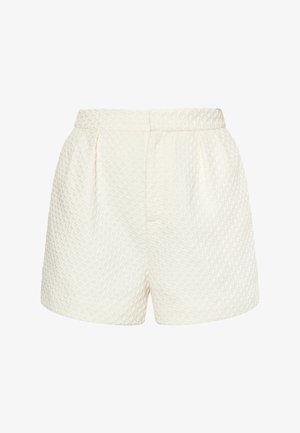 Białe szorty o fakturowanej powierzchni z plecionym wzorem, z wysokim stanem i bocznymi zakładkami. Idealne na ciepłe dni.