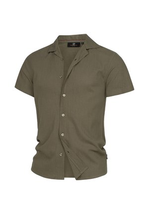 Camisa de botones de manga corta en verde olivo, hecha de tela texturizada, con cuello esparcido y cierre frontal de botones.