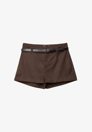 Brune skræddersyede shorts med et slankt sort bælte trængt gennem bæltesløjfer, præsenteret på en hvid baggrund.