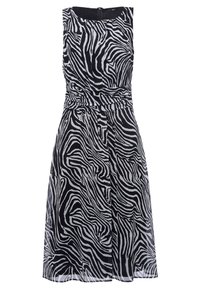 Robe sans manches noir et blanc avec un motif rayé zèbre, détail froncé à la taille et fermeture éclair au dos. Texture de tissu lisse.