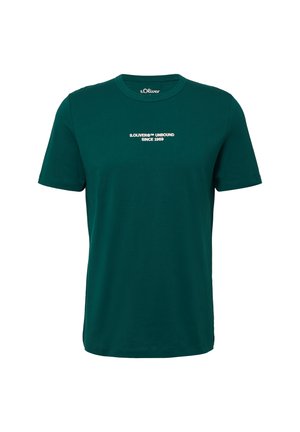 Dunkelgrünes T-Shirt mit Rundhalsausschnitt, kurzen Ärmeln und weißem Text: "s.Oliver® UNBOUND SINCE 1969" zentriert auf der Brust.