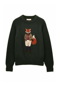 Dunkelgrüner Strickpullover mit einem detaillierten gestickten Fuchs, der eine kariert Jacke, roten Pullover, weiße Hose und braune Schuhe trägt.