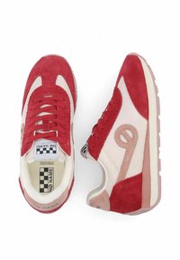 Baskets en suède rouge et mesh avec une semelle crème et des détails accentués. Présente des lacets rouges et un logo sur le côté et la languette. Étiquette à motif damier.