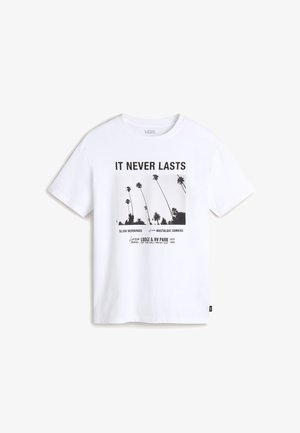 Witte katoenen t-shirt met een grafische print van palmbomen, tekst in zwart: "HET DUURT NOOIT LANG," en branding onderaan in vierkante indeling.
