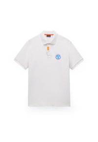 Wit poloshirt met een kraag, twee knopen, een oranje accent op de knoopsluiting en een blauw rond logo op de linkerborst.