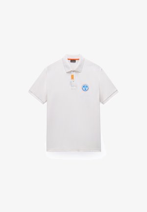 Camiseta tipo polo blanca con cuello, dos botones, un acento naranja en la tapeta y un logo circular azul en el lado izquierdo del pecho.