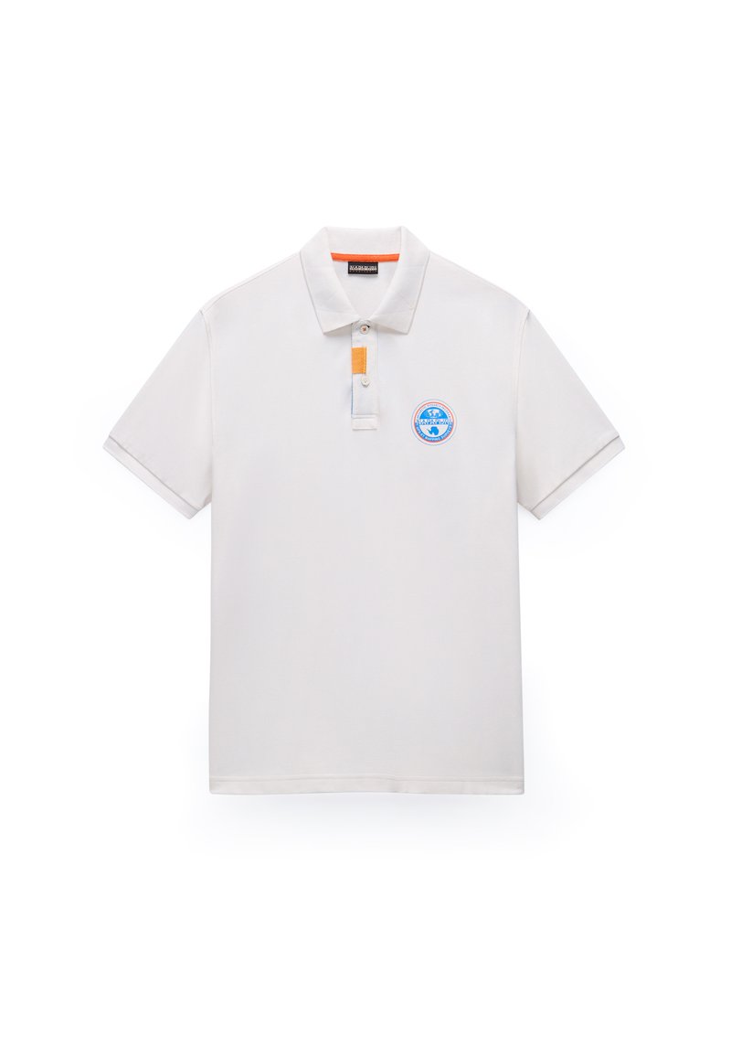 Wit poloshirt met een kraag, twee knopen, een oranje accent op de knoopsluiting en een blauw rond logo op de linkerborst.