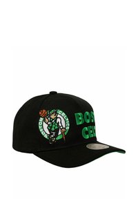 Schwarze Baseballmütze mit grünem, gesticktem "Boston Celtics"-Logo, das einen Kobold zeigt, der einen Basketball hält, sowie grünen Akzenten auf dem Schirm.
