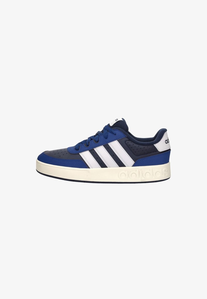Baskets basses Adidas bleu marine avec des bandes blanches, des lacets bleus, un bout perforé et une semelle crème embossée du logo Adidas.