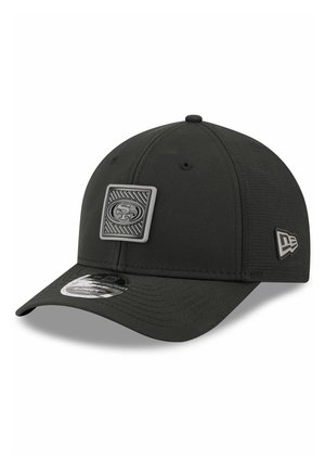 Czarna czapka bejsbolowa z naszywką z logo San Francisco 49ers z przodu i logo New Era z boku, z zakrzywionym daszkiem i regulowanym paskiem z tyłu.