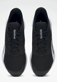 Zapatillas deportivas negras con un upper de malla texturizada, cordones negros y una suela blanca. Presenta un logo de Reebok en la lengüeta y acentos en los laterales.