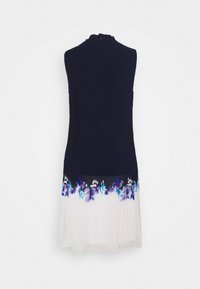 Robe sans manches avec un haut côtelé bleu marine et une jupe plissée blanche, ornée de motifs floraux bleus et violets à l'ourlet.