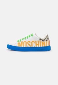 Białe skórzane sneakersy z zielonymi sznurówkami, niebieską gumową podeszwą, żółtym napisem "MOSCHINO" oraz teksturą wężowego wzoru na pięcie.
