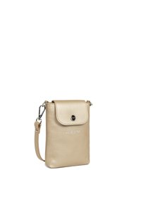 Borsa a tracolla in pelle beige con finitura texturizzata, chiusura a pattina, hardware in argento e tracolla rimovibile. Il davanti presenta un dettaglio con logo.