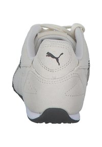 Hvid sneakers med en tekstureret suede overdel. Har runde snørebånd, polstret krave og en sort logoaccent på bagsiden. Gummisål.