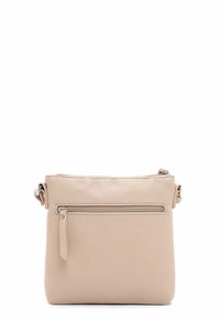 Borsa a tracolla in pelle beige con superficie texturizzata, dotata di una tasca frontale con zip e tracolla regolabile. Design minimalista, forma quadrata.
