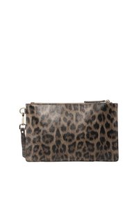 Clutch mit Leopardenmuster aus glattem Material, mit einem Reißverschluss und einem abnehmbaren Trageriemen. Farbpalette umfasst Beige und Schwarz.