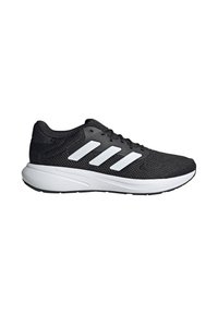 Baskets de sport noires avec un dessus en maille texturée, des détails à trois rayures blanches, un col rembourré et une épaisse semelle blanche avec une semelle extérieure noire.