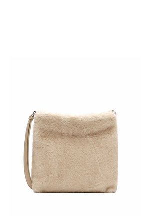 Zachte beige rechthoekige crossbodytas van nep bont met een smalle verstelbare leren band op een witte achtergrond.