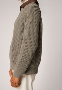 comma casual identity Sweter