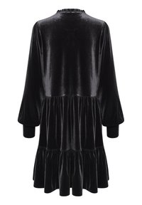 Robe en velours noir avec un col à volants et des manches bouffantes, dotée d'une jupe à volants qui s'évase à partir de la taille. Texture nette et lisse.