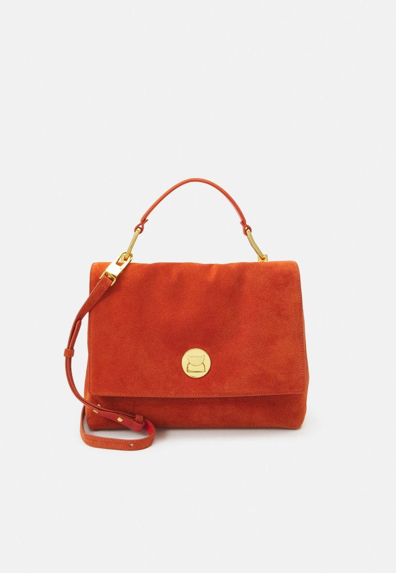 Sac à main en daim orange rouille avec fermoir doré, poignée supérieure et bandoulière réglable sur fond blanc.