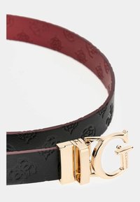 Curea din piele neagră cu model embosat, reversibilă la burgundy. Dispune de o cataramă aurie cu un accent distinct al logo-ului.