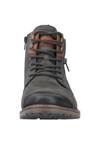 Bottine en suède gris avec des accents en cuir brun, dotée de lacets et d'une fermeture éclair sur le côté, d'un capuchon noir, d'une semelle texturée et de détails de surpiqûres.