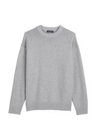 Pull en gris clair fabriqué dans un tissu doux et texturé, avec un col rond côtelé et des poignets côtelés. Présente des coutures d'épaule tombantes et une coupe décontractée.