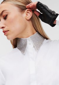 KARL LAGERFELD ESSENTIALS RHINESTONE COLLAR - Blusa - white