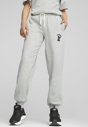 Pantalones de chándal grises de tela suave con un corte relajado, puños elásticos, cintura con cordón y un logotipo impreso en el muslo izquierdo.