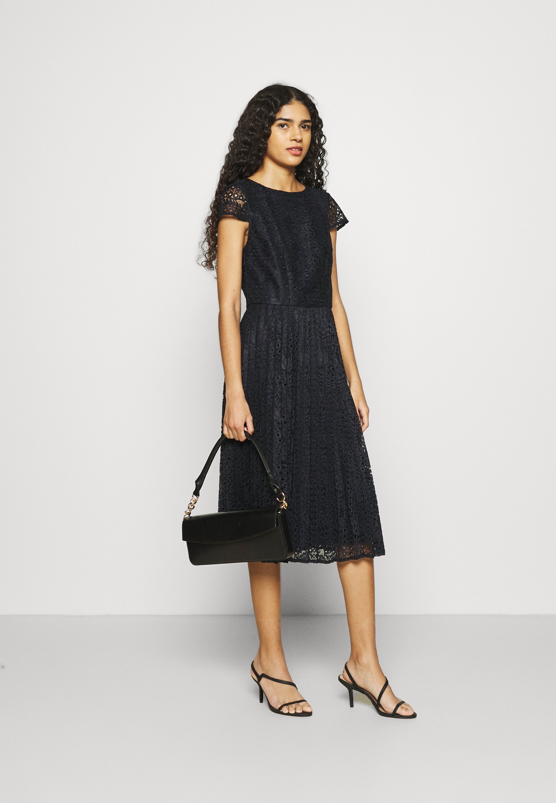 Cómo combinar un vestido azul - Vestir con Estilo
