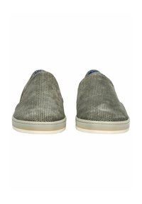 Zapatillas grises perforadas sin cordones con una textura suave y suelas blancas, que presentan un diseño de punta redondeada y sutiles acentos azules en el interior.