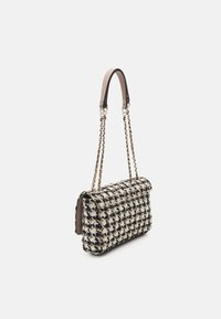 Rechthoekige zwart-witte houndstooth stoffen schoudertas met gouden kettinghengsels en een beige leren schouderpad.