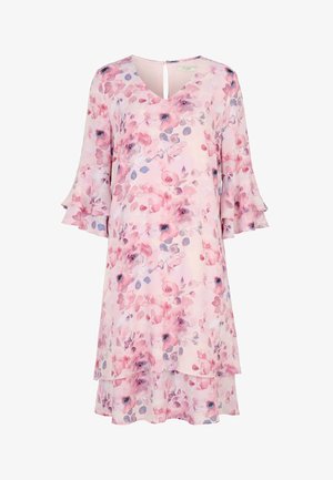 Vaaleanpunainen, polvipituinen kukkamekko, jossa on kerroksittain laskostettu kangas ja levenevät kolme neljäsosahihat, avainreikäkaula-aukko ja pehmeät vesivärityyliset kukkakuvioinnit.