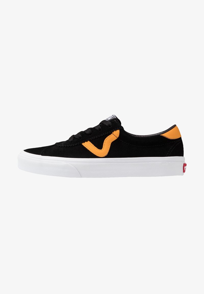 Basket basse noire avec semelle blanche, bande incurvée orange et accent au talon, vue de côté.