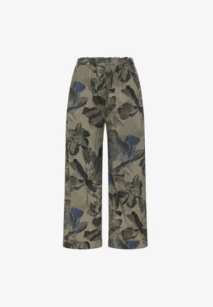 Weit geschnittene Hose mit elastischem Bund, versehen mit großem abstraktem Blumenmuster in Schwarz und Blau auf olivgrünem Stoff.
