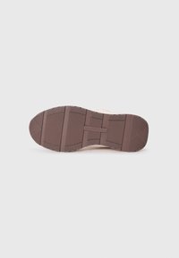 Batų pado tekstūruota ruda guma, su zigzagu ir grioveliais sukibimui, su „TOMMY HILFIGER“ ženkliuku.