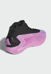 Vysoká sportovní obuv v černé síťovině s růžovou gumovou podrážkou, s texturovanou vzorovanou panelem a černým akcentem na patě.