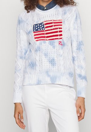 Pull en maille torsadée blanc avec un tie-dye bleu, arborant un motif du drapeau américain rouge, blanc et bleu et des initiales rouges "RL" sur le devant.