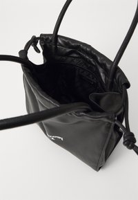 Borsa a secchiello in pelle nera con chiusura a cordoncino, dotata di un interno testurizzato e dettaglio del logo sul davanti. Manici doppi per un facile trasporto.