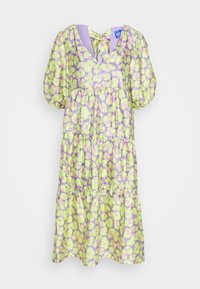 Robe midi fleurie vert pastel et lavande avec manches bouffantes, jupe à volants, col en V et détail noué dans le dos sur fond blanc.