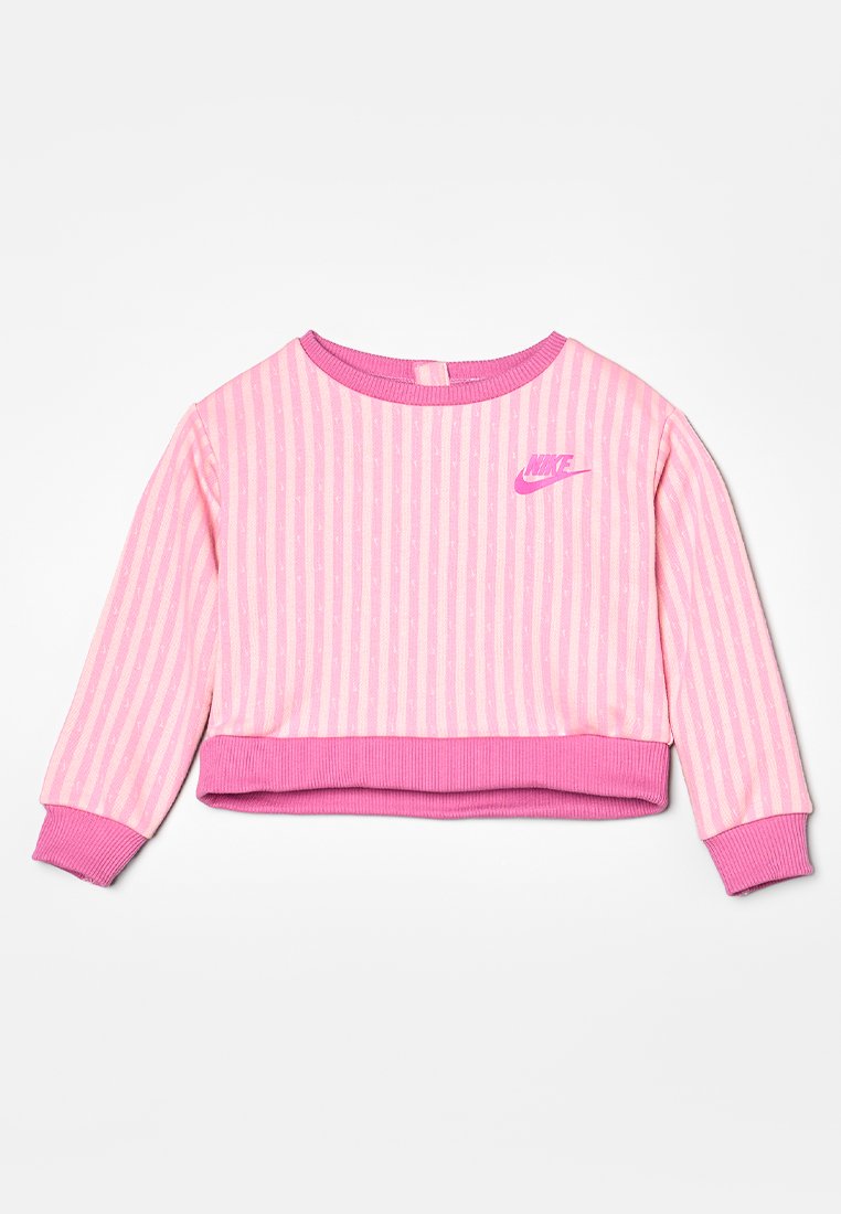 Sudadera corta a rayas rosas con puños y dobladillo acanalados. Presenta un pequeño logo de Nike en rosa en el pecho. Textura de tela suave.
