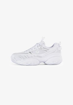 Des chaussures de sport blanches en mesh et en matériaux synthétiques, avec un embout arrondi, une semelle texturée et des logos bien visibles sur les côtés.