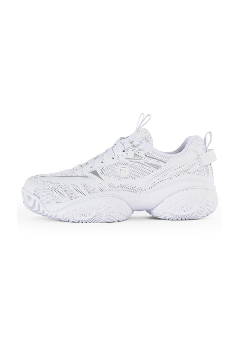 Zapatillas deportivas blancas hechas de malla y materiales sintéticos, con una puntera redondeada, suela texturizada y logotipos prominentes en los costados.